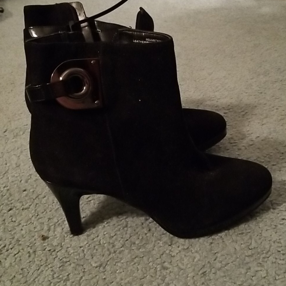 Bandolino black suede booties